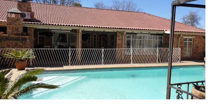 Lakama facility with pool